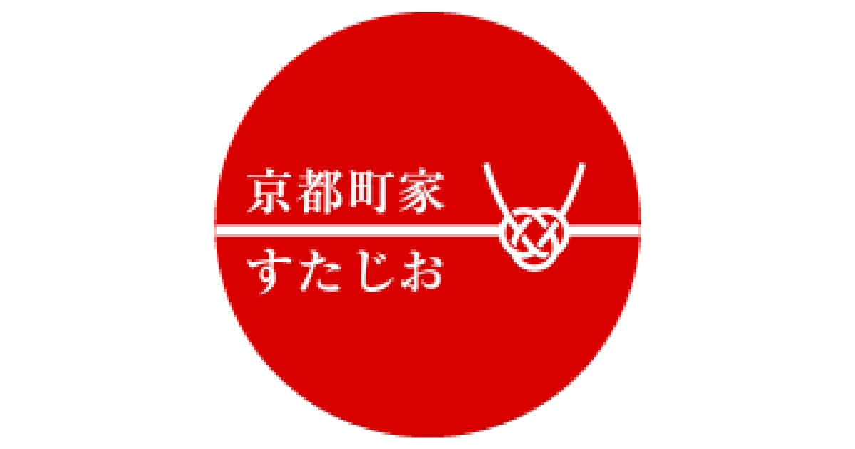 赤地に白抜きで京都町家すたじおの店名と水引結びを配したロゴマーク